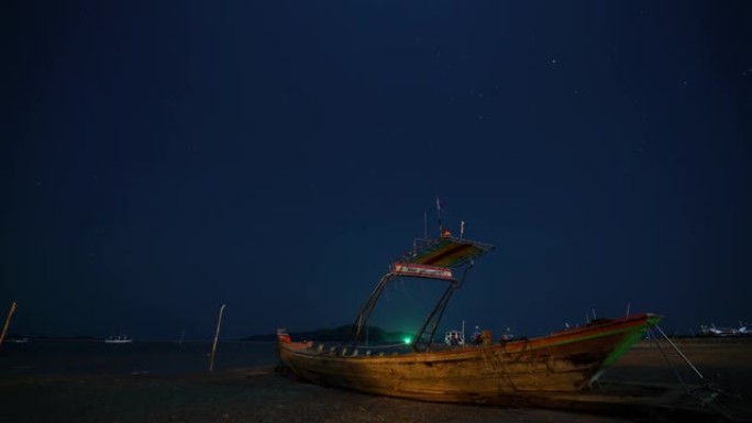泰国苏梅岛，船，星星和海滩的夜间流逝