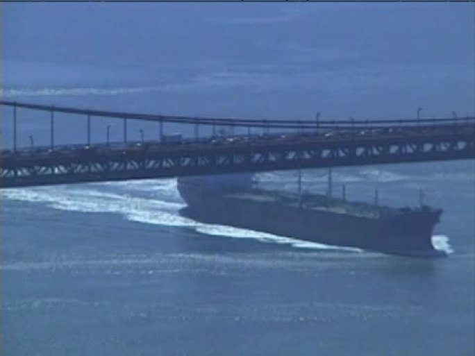大型货船在桥下通过