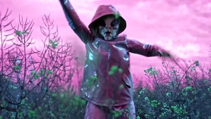 搞笑的外星人在野外跳舞。有趣的米姆镜头，到达粉色星球的外星人伪装成人类在光滑的雨衣。UFO，幻想，未