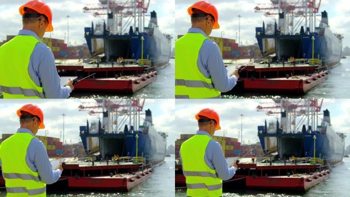 在码头装货的货船经理与团队沟通