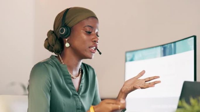呼叫中心，顾问和黑人妇女交谈，电话营销和解释新系统，流程和计算机。带耳机、演讲和技术支持的非裔美国女