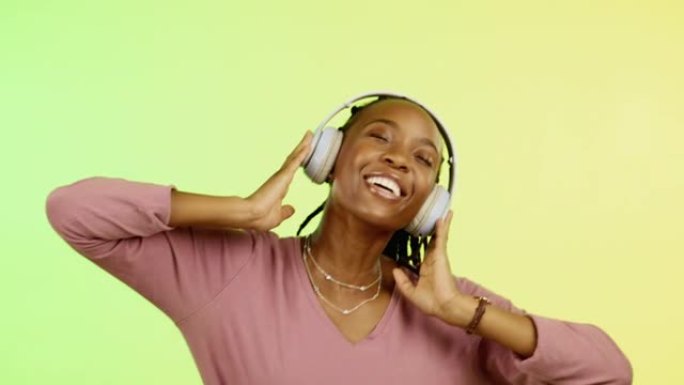 在studio for freedom，流媒体和在线广播中与黑人妇女一起跳舞，音乐和耳机。幸福，技术