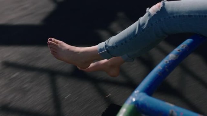 快乐世界上的女人赤脚悬挂着赤脚享受暑假快乐的少女赤脚在学校院子里