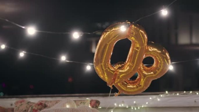 30岁生日派对金色气球晚上漂浮在屋顶上