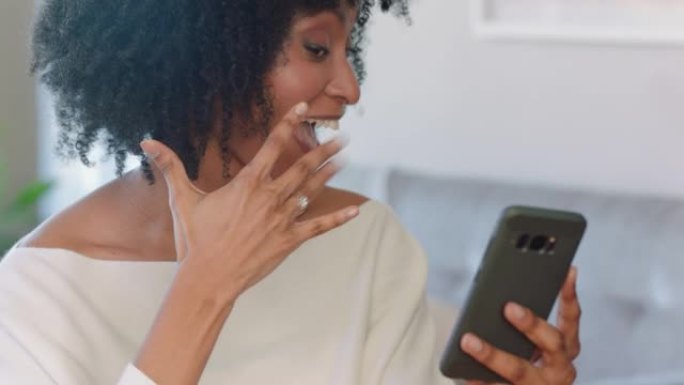 美丽的女人用智能手机视频聊天炫耀结婚戒指分享激动人心的订婚享受在线交流在家