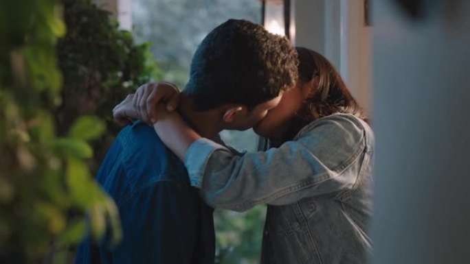 快乐的青少年夫妇亲吻十几岁的男孩亲吻女朋友在户外亲热享受浪漫的晚间约会4k镜头