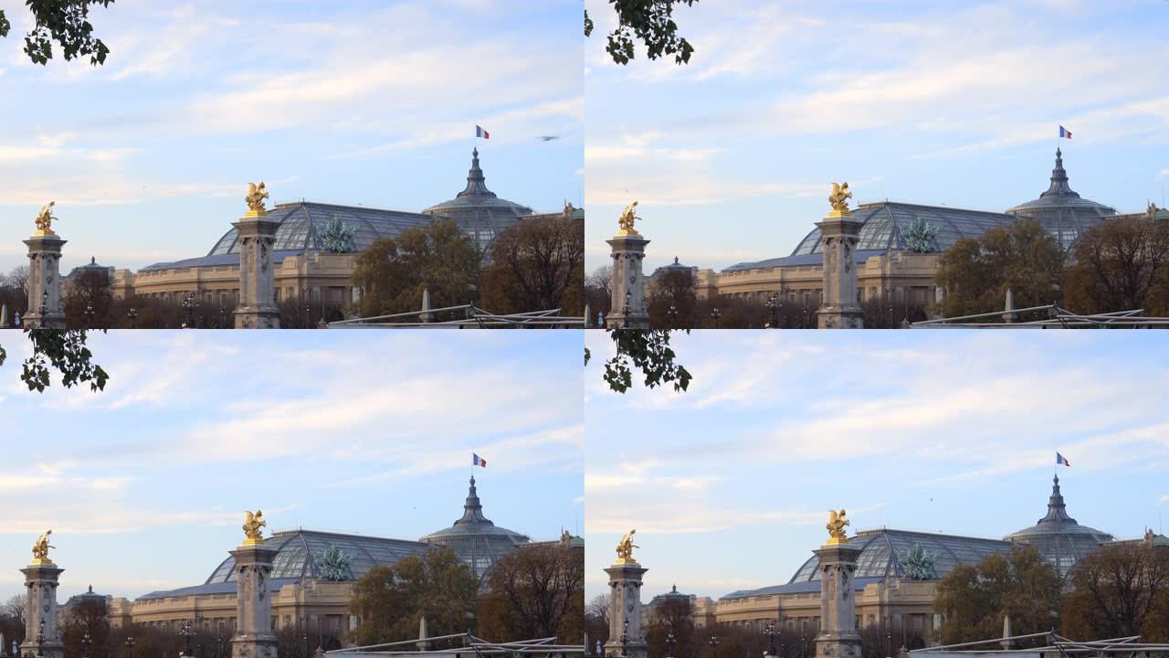 巴黎大皇宫的屋顶和Pont Alexandre III桥的gloden雕像