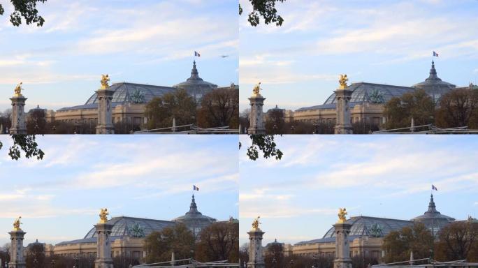 巴黎大皇宫的屋顶和Pont Alexandre III桥的gloden雕像