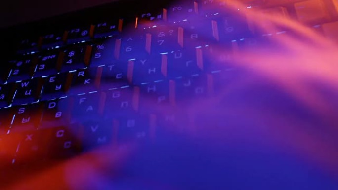 男人用手在蓝色键盘上打字。时间流逝。