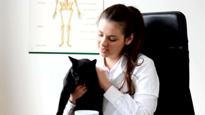 年轻的黑猫女兽医