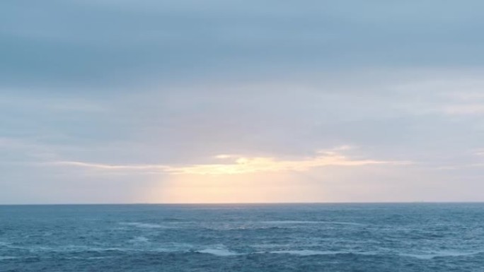 阴天宁静的海滨早晨美丽的海景