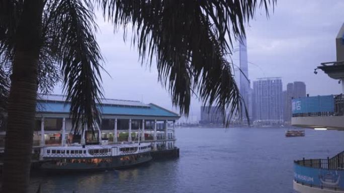 香港傍晚码头的客运渡轮