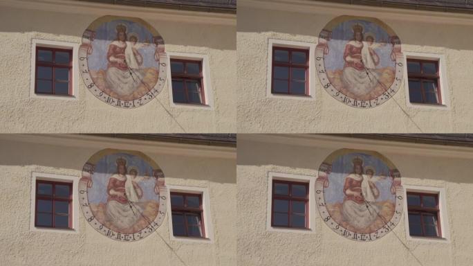 修道院建筑墙上的历史悠久的巴洛克式日晷