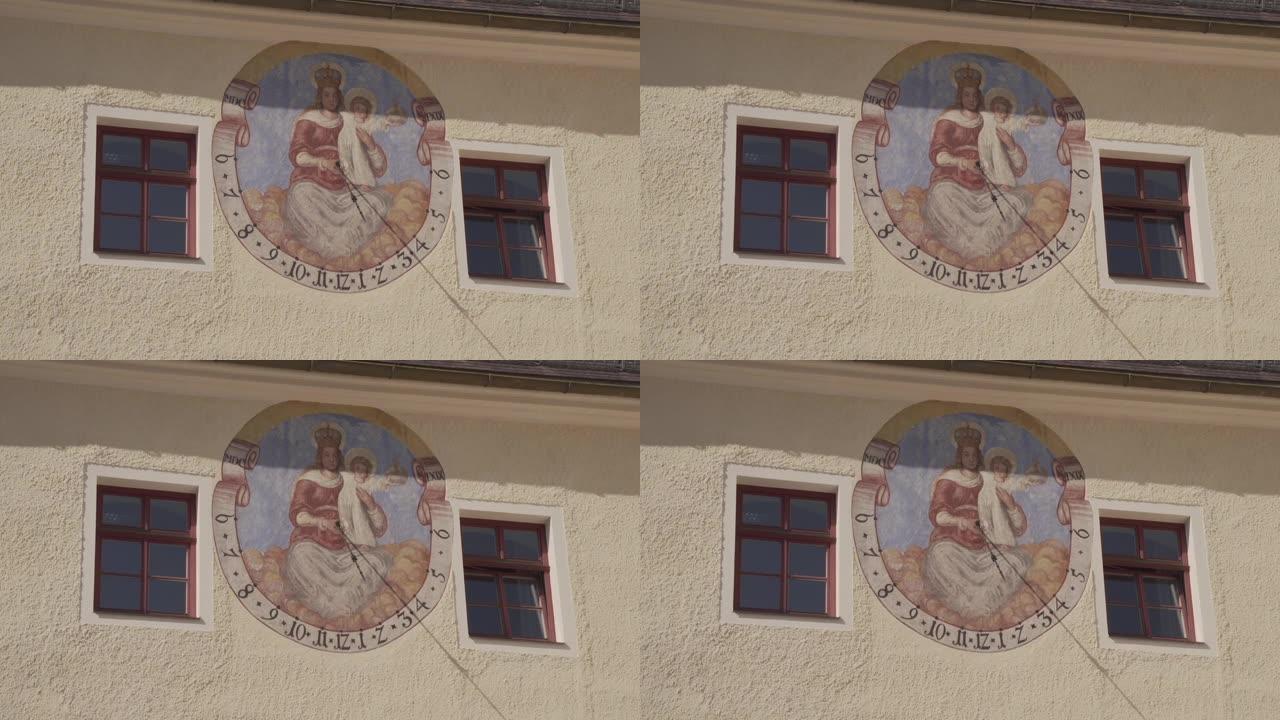 修道院建筑墙上的历史悠久的巴洛克式日晷