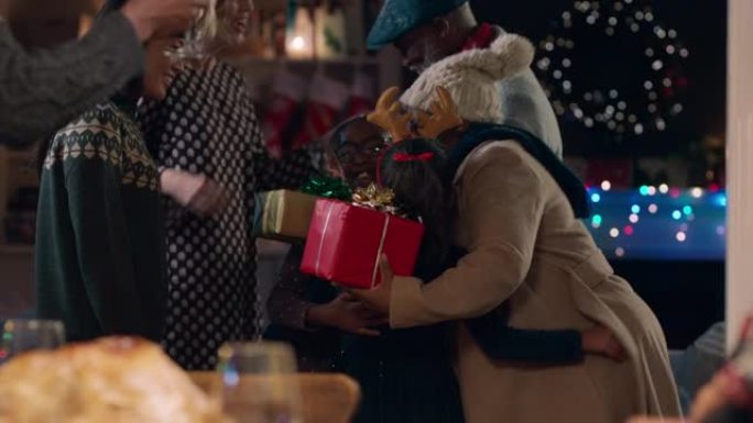 圣诞晚餐非裔美国人家庭拥抱祖父母抵达派对庆祝节日团圆，朋友在家里享受季节问候4k镜头