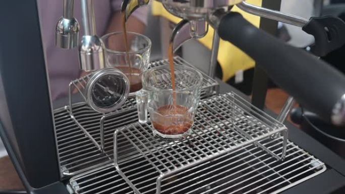 专业浓缩咖啡机将看起来浓郁的新鲜咖啡倒入玻璃杯中