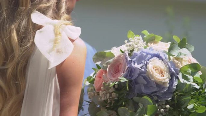 特写: 美丽的新娘花束，玫瑰花和淡色的hortensias