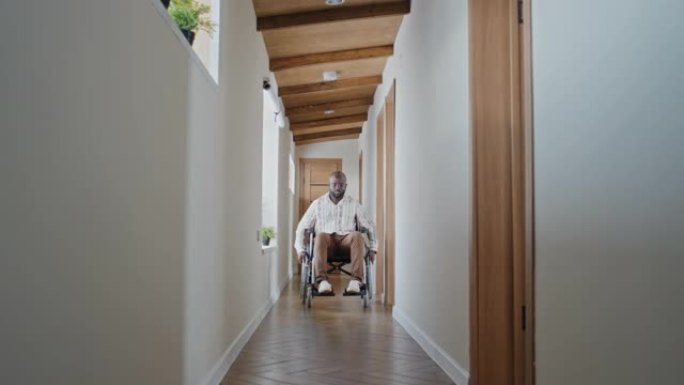 坐轮椅的黑人过道国外下肢瘫痪
