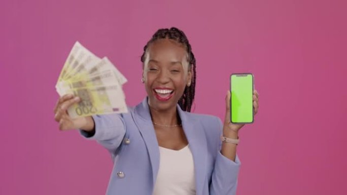 黑人妇女，金钱和带有绿屏的电话，用于在工作室背景下中奖，彩票或现金的模型。快乐的非洲女性庆祝在带有c