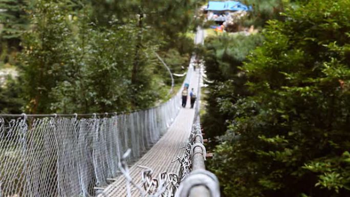 尼泊尔吊桥上行走的人们