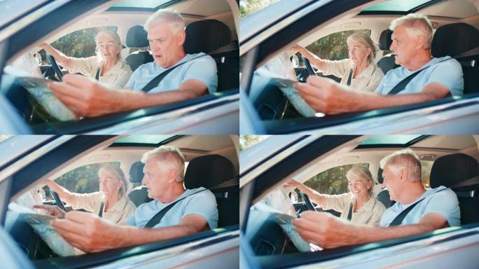 老夫妇在车里拿着地图，为一日游的方向争吵