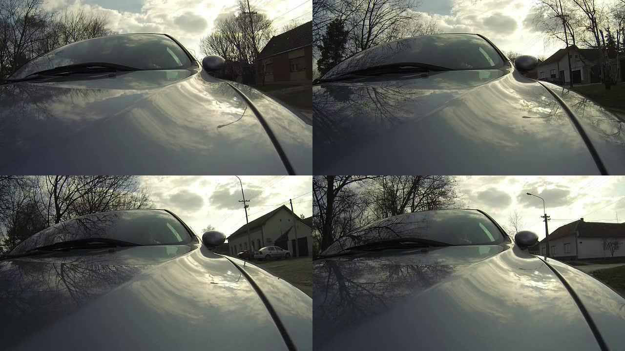 车载摄像头拍摄了在城市街道上行驶的镜头