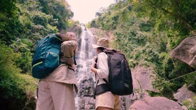 两个亚洲朋友旅行徒步旅行手持全球定位系统导航。