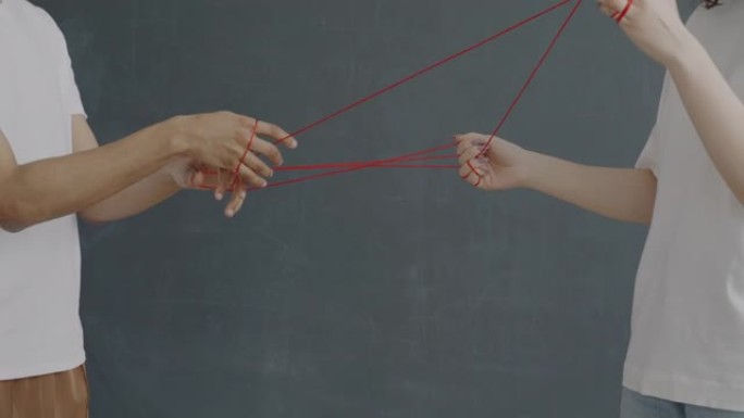 男人和女人用红绳绑住的手表达复杂的关系和非语言交流