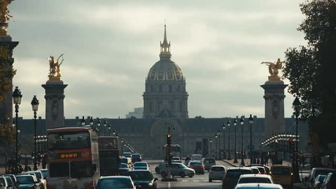 法国巴黎-2014年11月11日: 在法国巴黎建立荣军院和亚历山大3号桥的照片