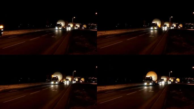 夜间移动带有超大货物和闪光器的卡车或货车