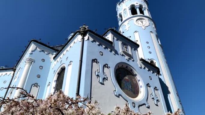 布拉迪斯拉发的蓝色教堂，钟声响起