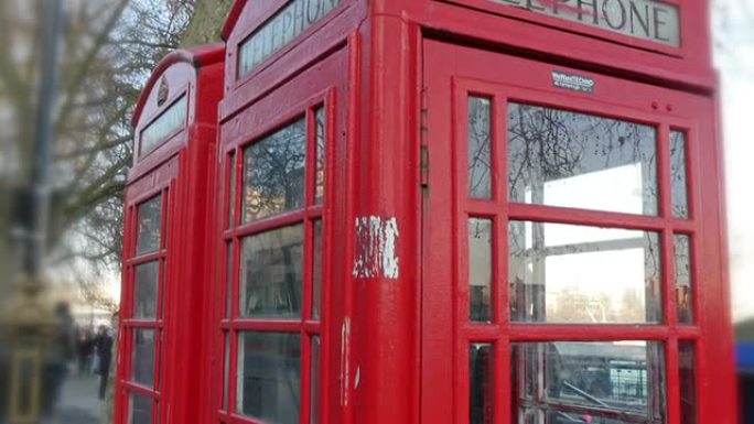 仔细观察伦敦的红色电话亭