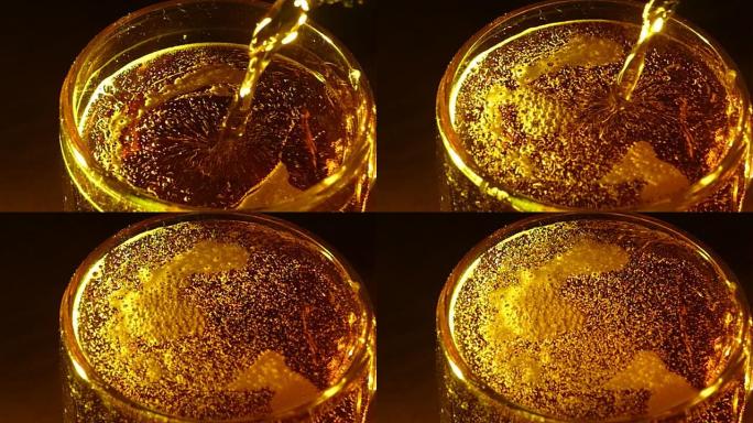 将啤酒倒入啤酒杯中