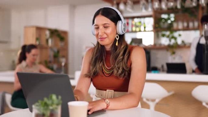 笔记本电脑，音乐和咖啡店，一名自由女性在远程在线工作时流式传输音频。电脑、自由职业者和戴着耳机的女企