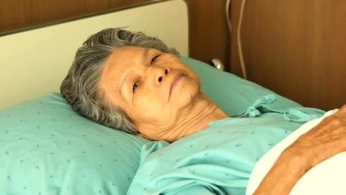 80多岁老年女性住院睡觉