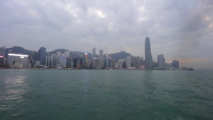 维多利亚港对面的中国香港天际线全景。2017年12月17日