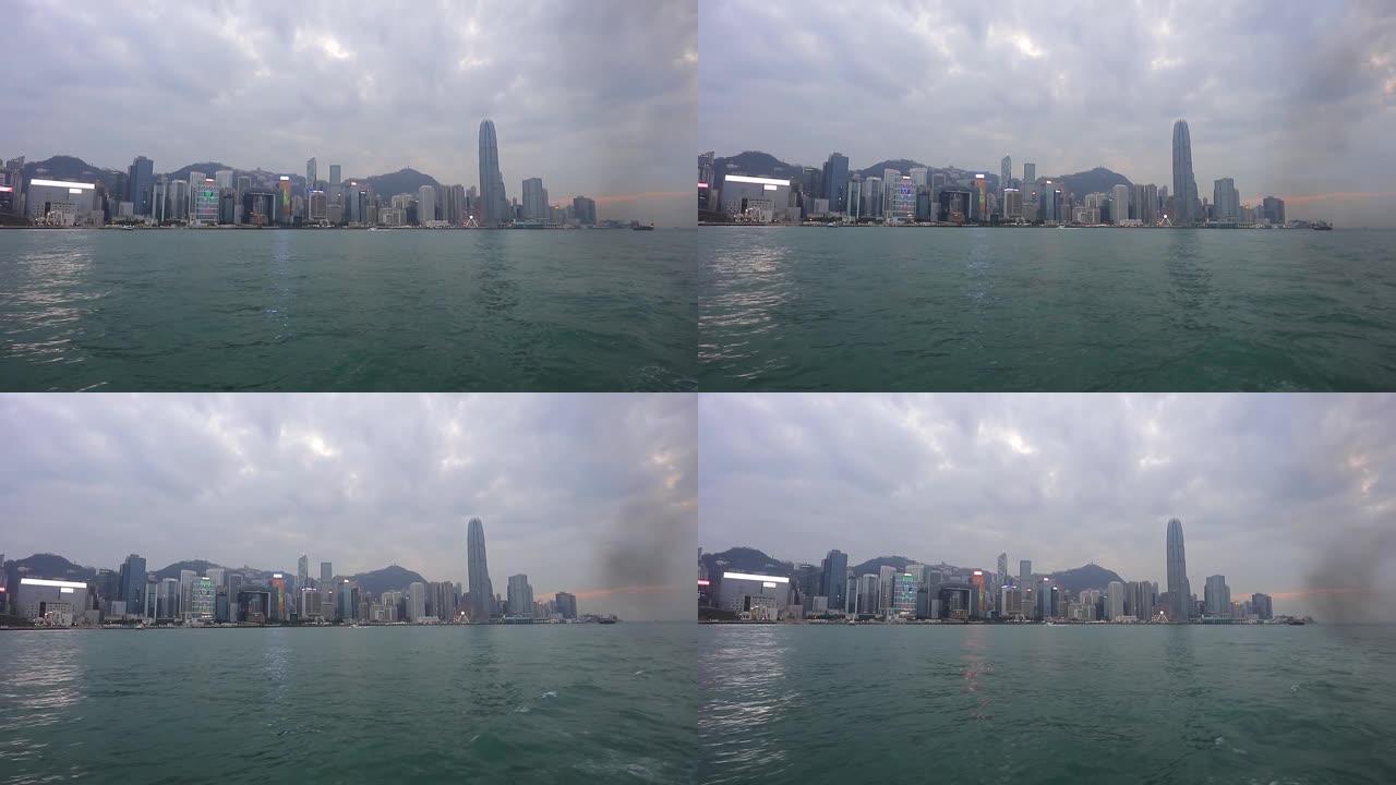 维多利亚港对面的中国香港天际线全景。2017年12月17日