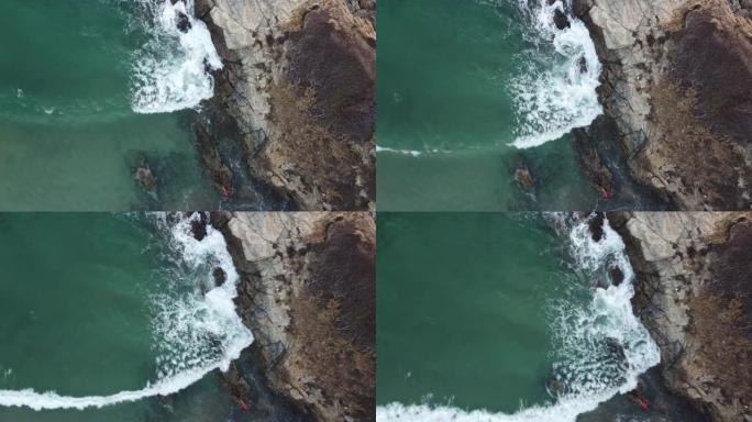 蓝色海水折皱岩石的俯视图