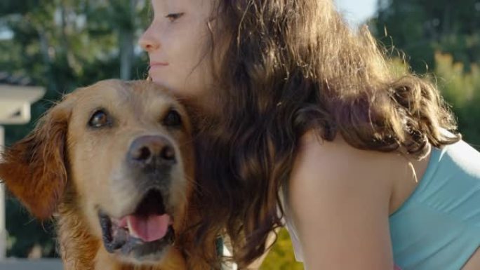 快乐的女孩在游泳池游泳后用拖带干湿狗孩子享受暑假和金毛猎犬动物朋友在夏季度假之家玩得开心下午4k