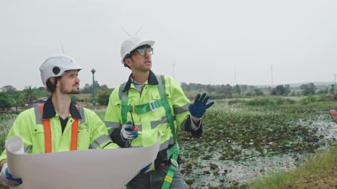 技术人员团队举行平板测量建筑面积风力发电机