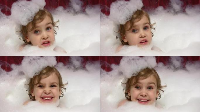 小女孩在浴缸里说话，头上有泡沫