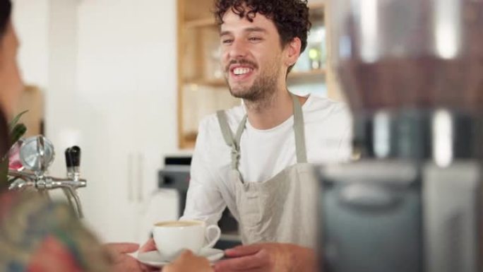 咖啡师为顾客服务，在咖啡店里用热饮微笑，在咖啡馆里专业快乐的人。服务，带饮料和优质咖啡因的杯子，拿铁