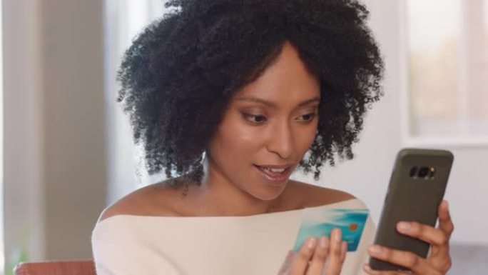 美女使用智能手机购物网上消费信用卡手机银行app用数字货币享受金融自由