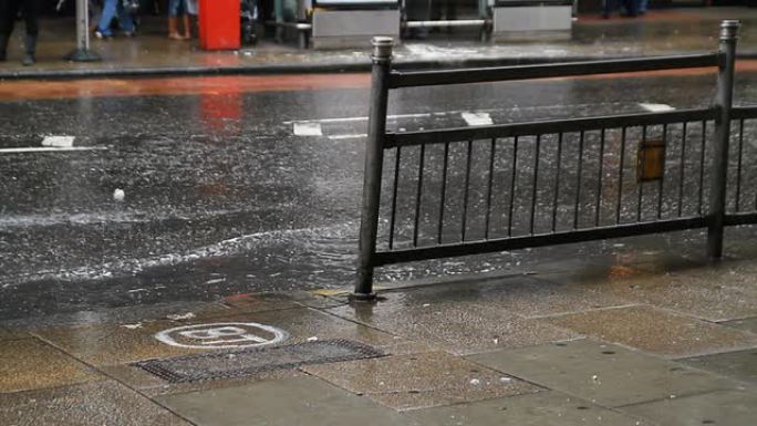 多雨的伦敦，公交车驶过