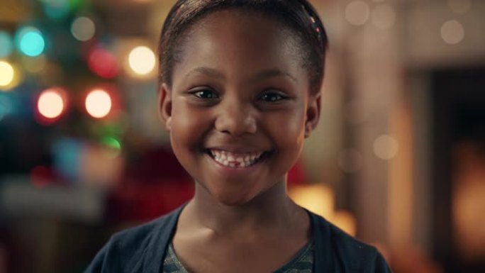 肖像可爱非洲裔美国女孩为圣诞节兴奋微笑快乐享受节日在家4k