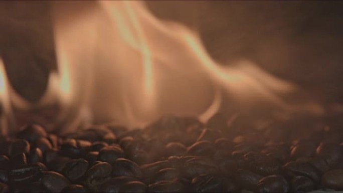 特写高温烘烤燃烧咖啡豆着火