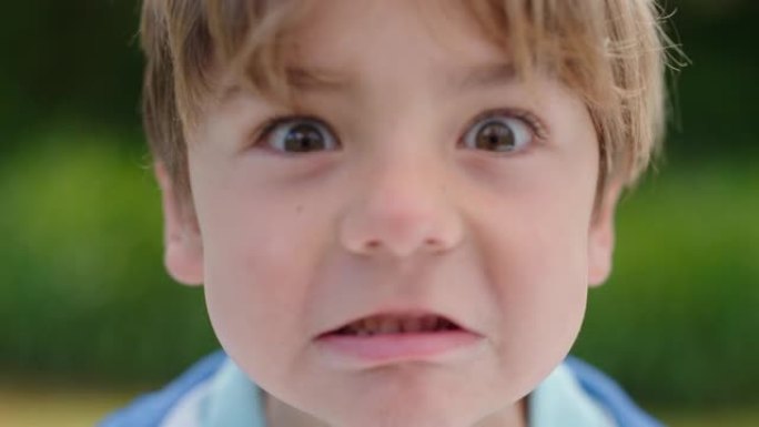 肖像可爱的小男孩做鬼脸开心快乐的孩子喜欢在阳光明媚的公园做愚蠢的表情4k