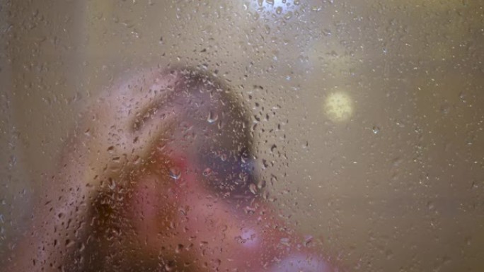 一名男子用泡沫洗去头屑洗发水