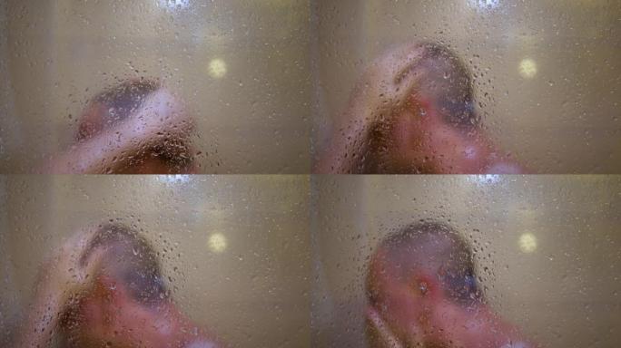 一名男子用泡沫洗去头屑洗发水