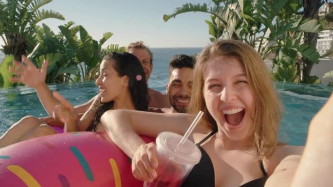 游泳池里有趣的朋友年轻女子用智能手机拍摄视频在社交媒体上分享豪华酒店度假村的暑假享受旅游假期4k